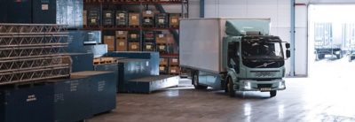 Preskúmajte inovatívne prvky, vďaka ktorým sú nákladné vozidlá Volvo FL pripravené prijať vaše výzvy.