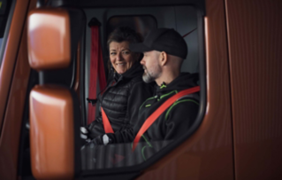 Volvo FL 內裝的設計可讓您輕鬆工作、更具生產力和安心行駛。