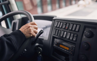 L'intérieur du Volvo FL est conçu pour rendre votre journée de travail simple, productive et sûre.