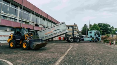 Elektrischer Volvo Lkw und kompakter Volvo Radlader von Metzner Recycling im Einsatz beim ersten vollelektrischen Gebäudeabriss in Erlangen.