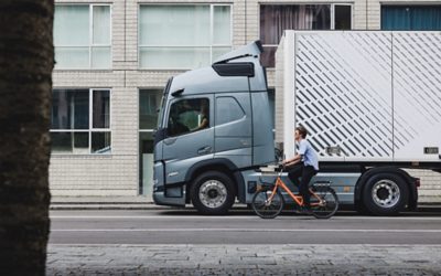 Ποδηλάτης που κινείται δίπλα σε ένα Volvo FM