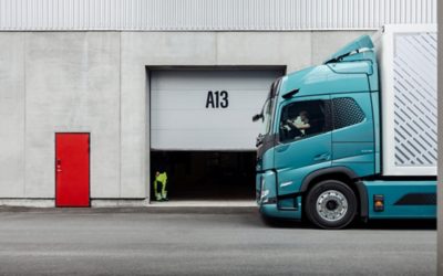 Cabine du Volvo FM Electric à côté d'une porte de garage