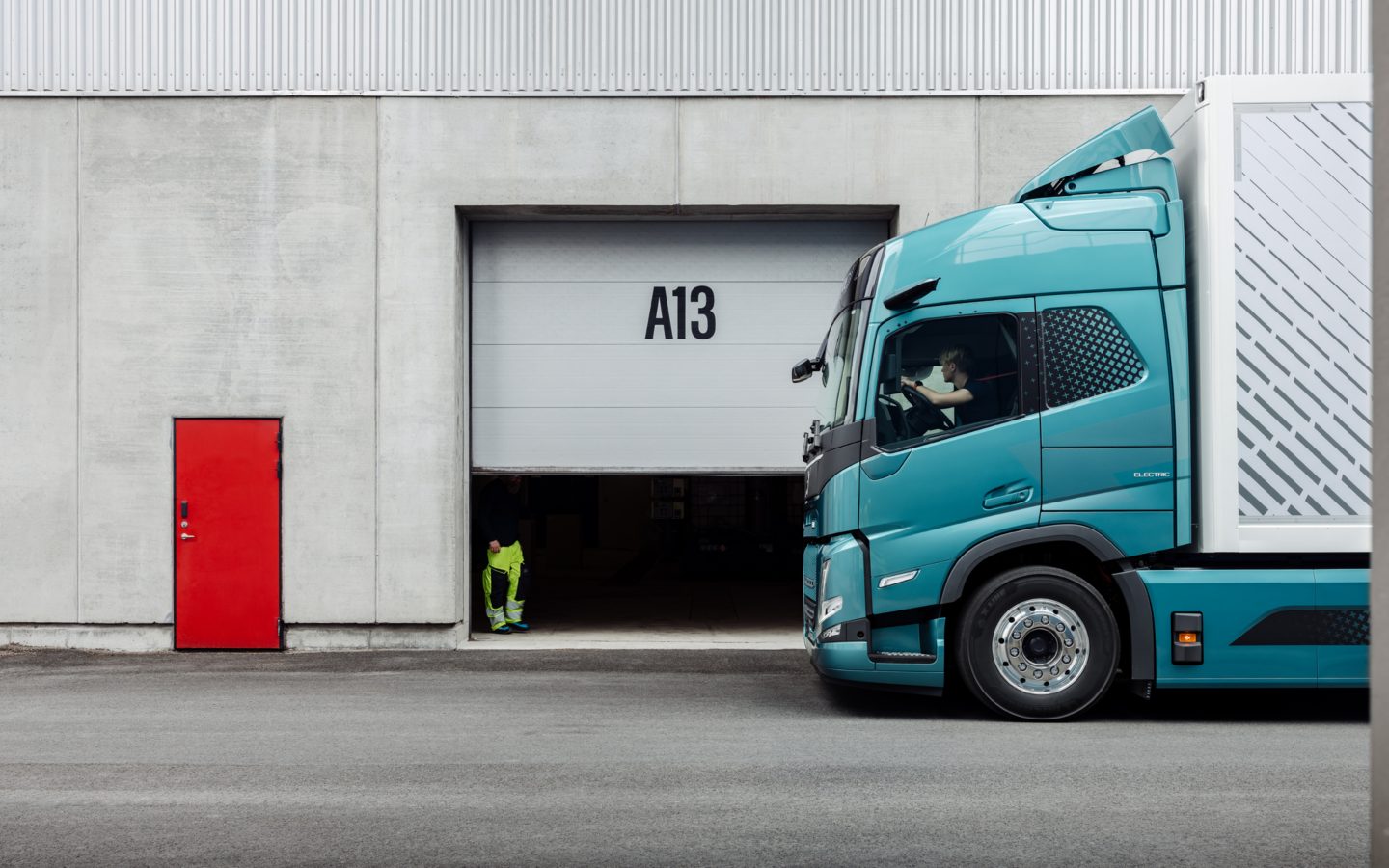 Kabin Volvo FM Electric di sebelah pintu garasi