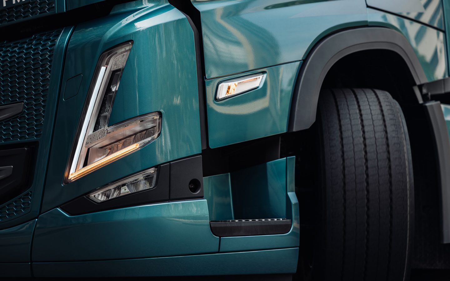 Detail lampu depan Volvo FM Electric