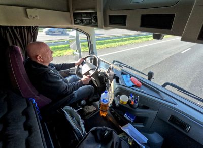 René achter het stuur van de FM Electric