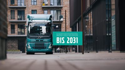 Volvo FM Electric bei Fahrt in einer Allee