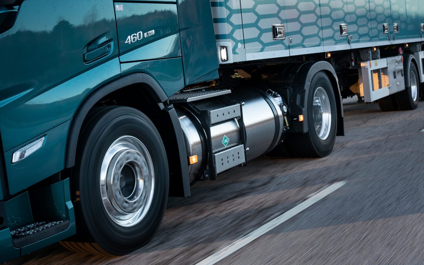 Slika izbliza modela Volvo FM na gas dok se kreće