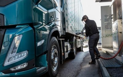 Conducteur qui ravitaille le camion en carburant 