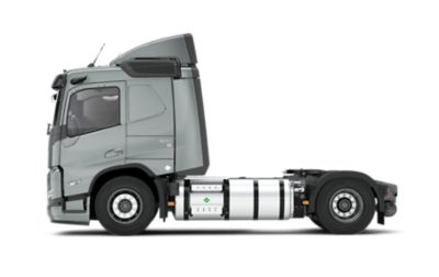 Volvo FM ar gāzi darbināmas kravas automašīnas sānskats, kurā izceļas tās straumētā kabīnes konstrukcija un integrētās sašķidrinātās dabasgāzes (LNG) degvielas tvertnes, kas paredzētas daudzpusīgām transporta operācijām.