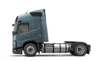 Bočni pogled na plavi kamion Volvo FM na plinski pogon na čistoj bijeloj pozadini u studiju.