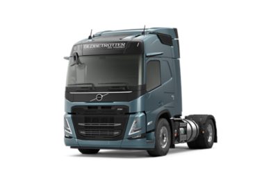 Prednji pogled u studiju na plavi kamion Volvo FM na plinski pogon.
