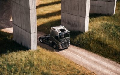 Un Volvo FM roulant sur une route gravillonnée