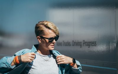 Blond woman with short hair and sunglasses