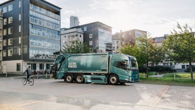 Volvo FM Low Entry geparkeerd op straat