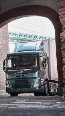 Pohled na příď kabiny nákladního automobilu Volvo při jízdě na silnici