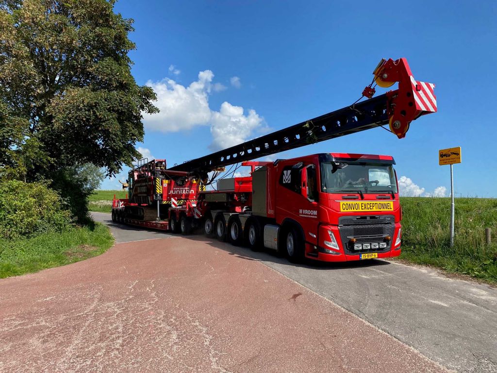 Volvo FM 10x4 zwaartransporttrekker met Nooteboom-trailer voor Vroom Funderingstechnieken