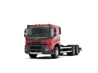 Widok studyjny z przodu i z boku czerwonego Volvo FMX.