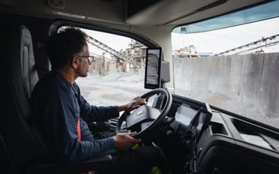 Un homme à l'intérieur d'un véhicule avec les mains sur le volant