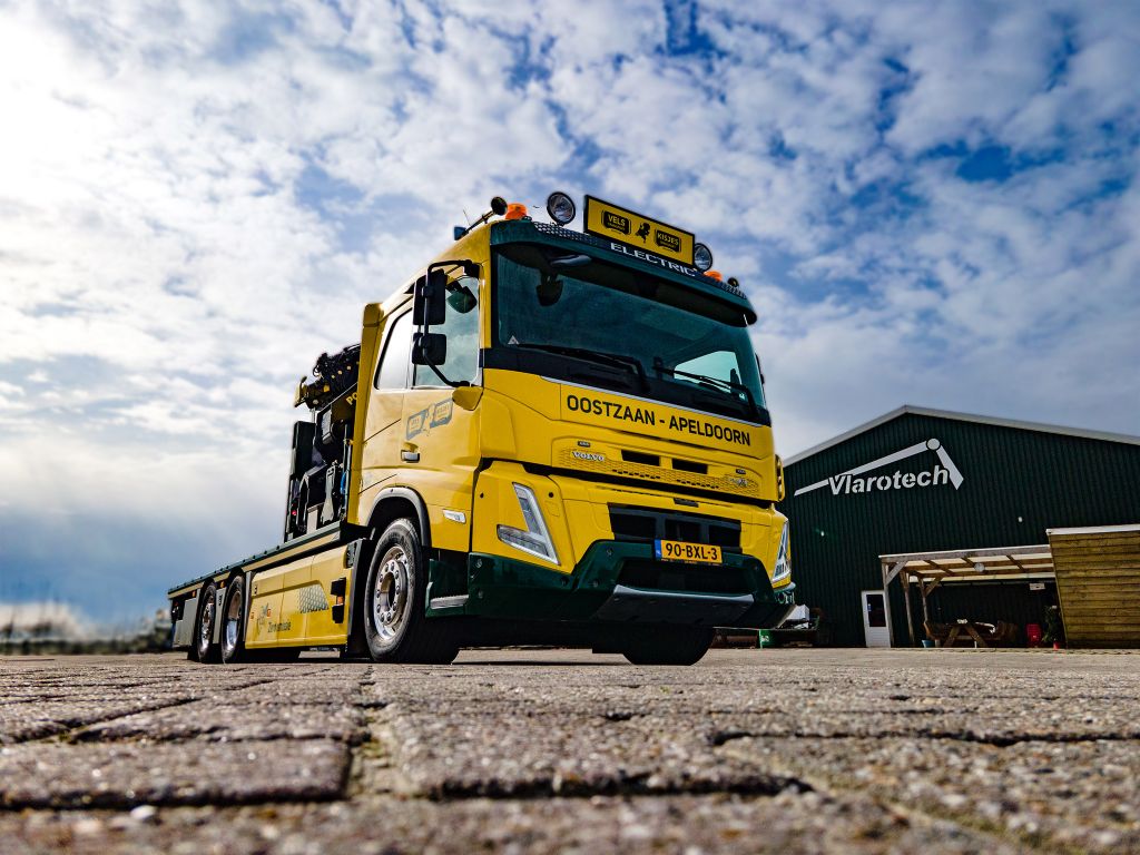 Kisjes Transport heeft een Volvo FMX Electric met6x2V Electric met Hyva HMF autolaadkraan, voorzien van jib en ruim dertig meter mast, in gebruik genomen