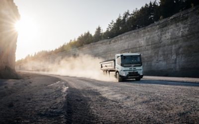 Volvo FMX Electric rulând pe o șosea pietruită