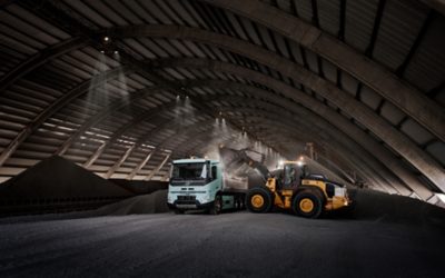 טרקטור מטעין חומרי גלם למיכל של משאית Volvo FMX Electric