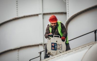 Arbeiter hat einen schweren Deckel angehoben