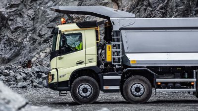 The upright profile of the Volvo FMX improves visibility and interior space.