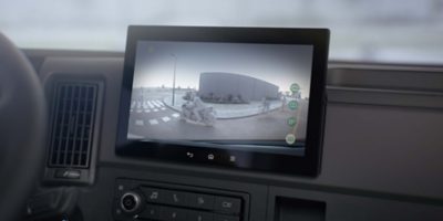 Volvo FMX 側顯示器可查看多達八個攝影機的畫面。