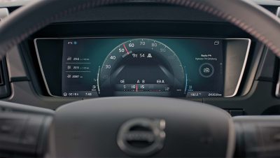 The instrument display in the Volvo FMX is fully digital.