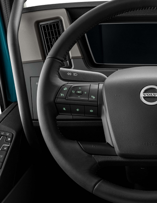 Integrerede betjeningsknapper på rattet i Volvo FMX.