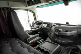 Volvo FMX:n ohjaamossa on reilusti tilaa ja hyvä näkyvyys.