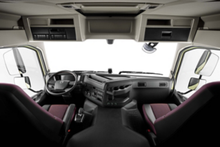 No interior da cabina segura e espaçosa do Volvo FMX.