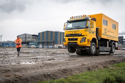 De nieuwe Volvo FH van BQ Duiker, uitgevoerd als 8x2 TAG-XL met een GVW van 41,5 ton en een volledig elektrisch aangedreven kraan.