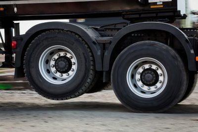 The tandem axle lift saves fuel and reduces tyre wear.