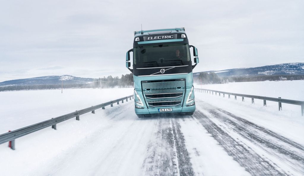 En elektrisk Volvo lastbil på vinterväglag