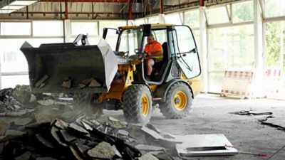 Elektrischer Volvo L20 Radlader beim Abtransport von Abbruchmaterial im Innenbereich eines Gebäudes in Erlangen.