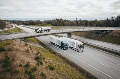 Volvo lastebiler på motorvei. 