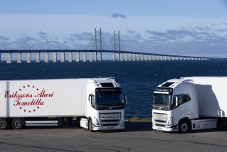 Första leveransen av Ramlösa mineralvatten med Volvos ellastbil till Carlsberg i Danmark