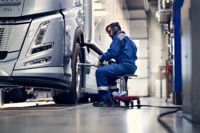 Mechanik Volvo vyměňuje pneumatiky na voze Volvo FH