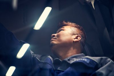 Mechanik Volvo při práci