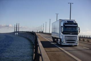 Första leveransen av Ramlösa mineralvatten med Volvos ellastbil till Carlsberg i Danmark