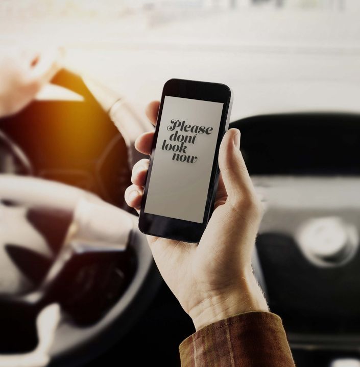 Schade veroorzaakt tijdens het rijden met mobiele telefoon in de hand (dus ook bij appen of bellen): gedekt of niet?