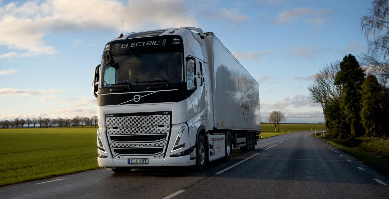 Elektrické nákladní vozidlo Volvo FH projíždějící švédským venkovem