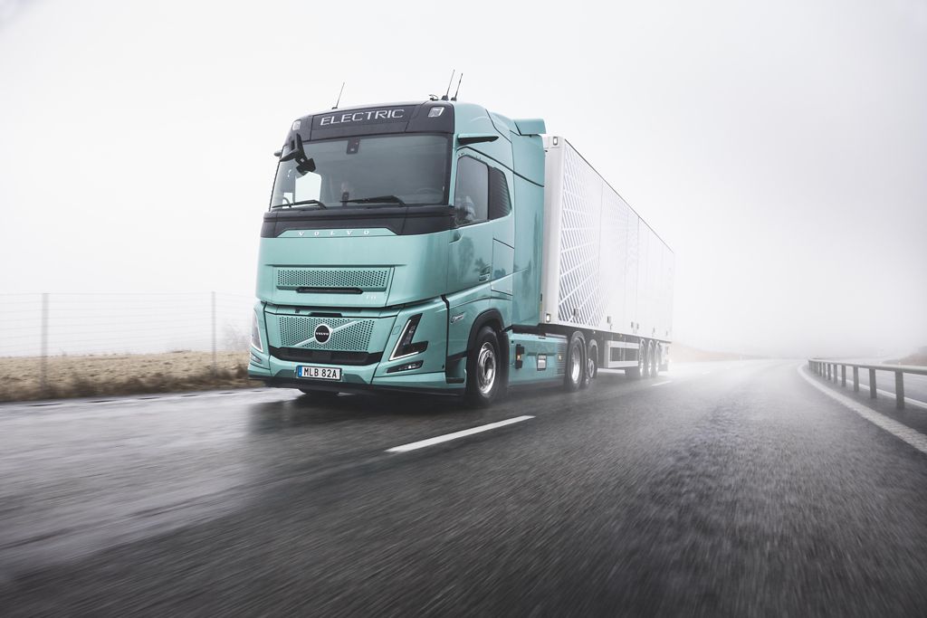 Maak kennis met de nieuwe elektrische vrachtwagen van Volvo Trucks, die tot 600 kilometer elektrisch kan rijden en kan snelladen met MCS
