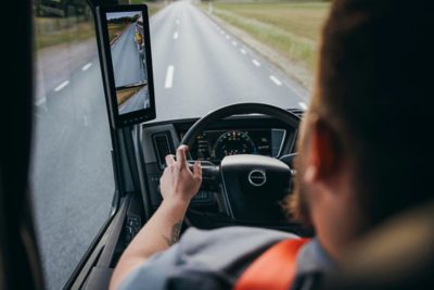 Chauffeur in een Volvo-truck op de weg met Camera Monitor System 