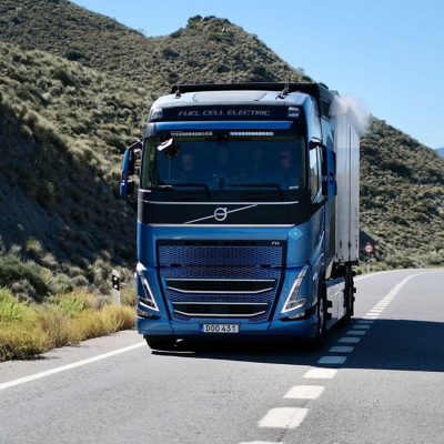 Frontview of a Volvo FH fuel cell truck
