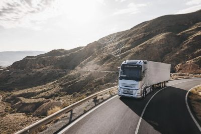 Nákladní automobil Volvo FH jedoucí na silnici vizualizuje připojení ke službám v cloudu
