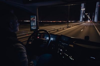 Volvo lastbils forreste kabine om natten
