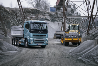 Volvo FH Electric and a Volvo CE excavator.