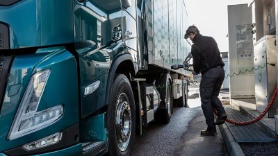 Volvo-truck tankt (bio-)LNG